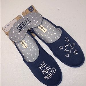 Dearfoams Five More Minutes slippers, Snooze mask